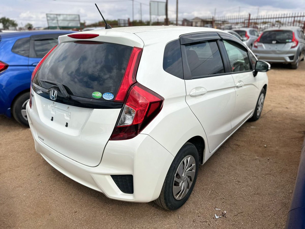 shakamangondo's tweet photo. The advantages of following me is that i have my friends those Carsales owners in SA….with the new SI which bans old cars to be imported into Zim…they are forced to sell vehicles at lower price wen its about to expire so if i don have money to buy it i post it here $7400 https://t.co/JB2hJEyLDR