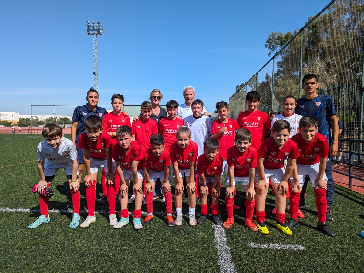 🎒⚽️La #EscuelaAntonioPuerta con la @FundacionAlala en la IV Edición de su Torneo de Fútbol 7. 😃 🥳Una mañana disfrutando en el @poligono_sur con su gente. #NuncaTeRindas #FundaciónSevillaFC