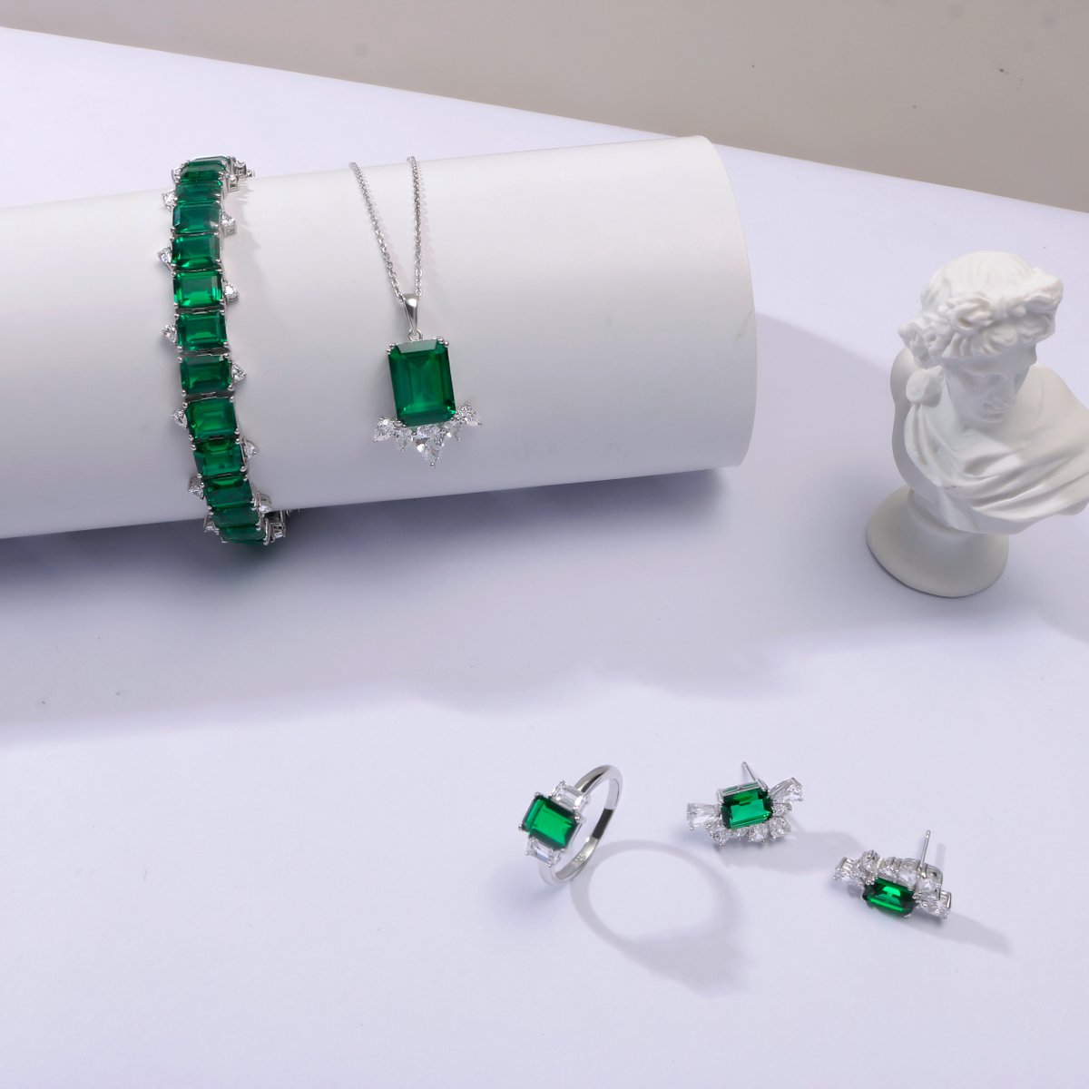 🍀Did you know that emerald is more than just a beautiful gem?
🍀It's your May birthstone, a symbol of good luck and positivity!

❇️Dive into our The Earth Jewelry collection and find the perfect jewelry piece to keep luck on your side!