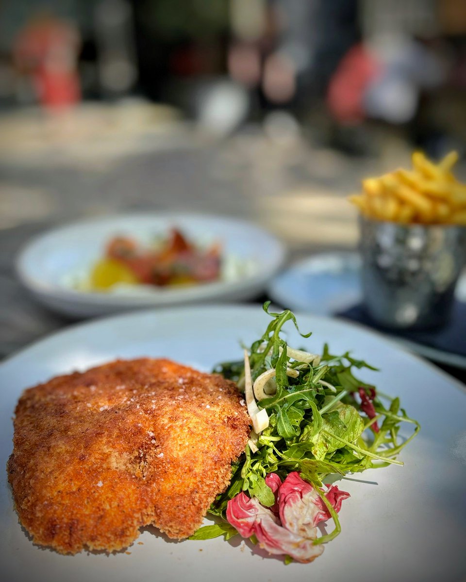 Someone told us if we start the week with our delightful 😋 'Hertfordshire chicken escalope' with fennel & samphire salad, the Sun will be shining asap 🤭🤓 Happy #Monday 😜 #DialArchPub #foodie #lunchtime #foodporn #hertfordshire #chicken #escalope #youngschefs #yummy