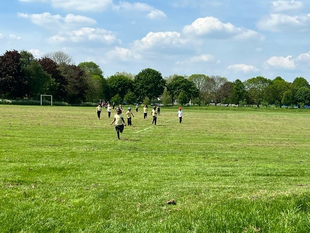 StarksField's tweet image. Our reception class visited the Firs Farm Wetlands on Friday, they hunted for mini beasts, fed the ducks and had a picnic! 🌸🌿🐞