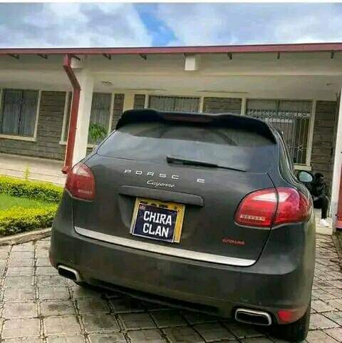 Baba Talisha says the Porsche was gifted to him by a lady, after kenyans claimed he used some of Brian Chira's burial funds to buy. They're also asking why the lady didn't give him it before Chira's d3ath. Tiktoker Trizian & Chira's friend was also gifted an Audi by a Lady. Weuh