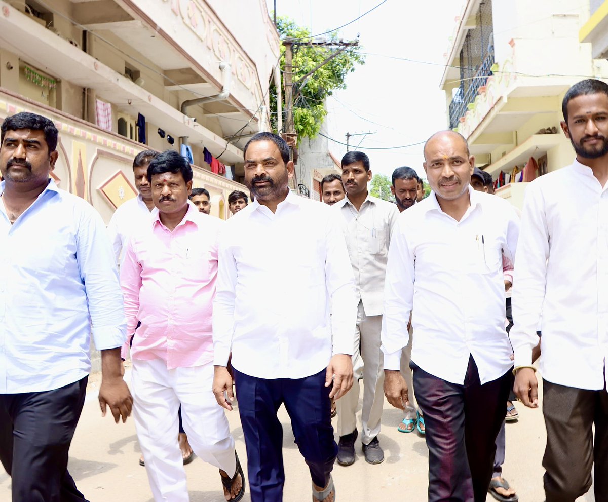 KBR_BRS's tweet photo. కుత్బుల్లాపూర్ నియోజకవర్గం, దుండిగల్ మున్సిపాలిటీ, శంభిపూర్ గ్రామంలో ప్రాథమిక పాఠశాలలో ఓటు హక్కు వినియోగించుకున్నా ఎమ్మెల్సీ, మేడ్చల్ జిల్లా @BRSparty అధ్యక్షులు @RajuShambipur  గారు.

@KTRBRS 
@KCRBRSPresident https://t.co/MHzg7Pu29W