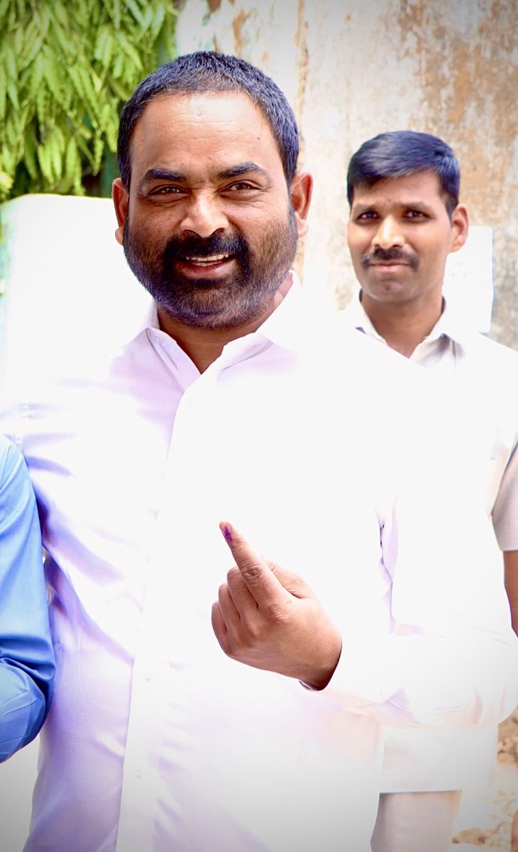 KBR_BRS's tweet photo. కుత్బుల్లాపూర్ నియోజకవర్గం, దుండిగల్ మున్సిపాలిటీ, శంభిపూర్ గ్రామంలో ప్రాథమిక పాఠశాలలో ఓటు హక్కు వినియోగించుకున్నా ఎమ్మెల్సీ, మేడ్చల్ జిల్లా @BRSparty అధ్యక్షులు @RajuShambipur  గారు.

@KTRBRS 
@KCRBRSPresident https://t.co/MHzg7Pu29W