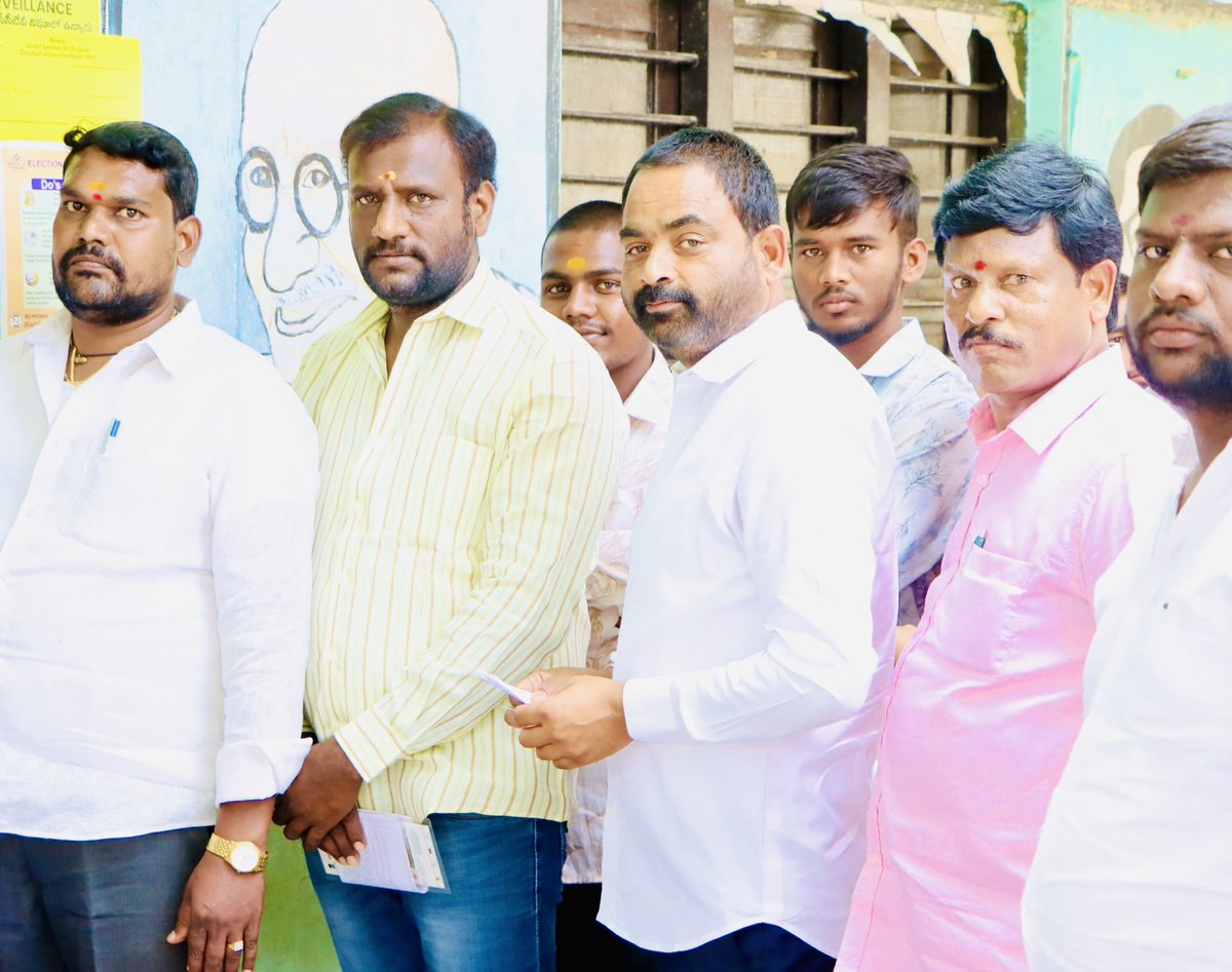 KBR_BRS's tweet photo. కుత్బుల్లాపూర్ నియోజకవర్గం, దుండిగల్ మున్సిపాలిటీ, శంభిపూర్ గ్రామంలో ప్రాథమిక పాఠశాలలో ఓటు హక్కు వినియోగించుకున్నా ఎమ్మెల్సీ, మేడ్చల్ జిల్లా @BRSparty అధ్యక్షులు @RajuShambipur  గారు.

@KTRBRS 
@KCRBRSPresident https://t.co/MHzg7Pu29W