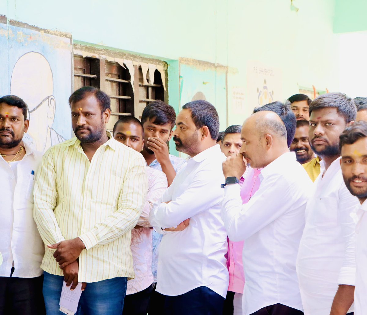 KBR_BRS's tweet photo. కుత్బుల్లాపూర్ నియోజకవర్గం, దుండిగల్ మున్సిపాలిటీ, శంభిపూర్ గ్రామంలో ప్రాథమిక పాఠశాలలో ఓటు హక్కు వినియోగించుకున్నా ఎమ్మెల్సీ, మేడ్చల్ జిల్లా @BRSparty అధ్యక్షులు @RajuShambipur  గారు.

@KTRBRS 
@KCRBRSPresident https://t.co/MHzg7Pu29W