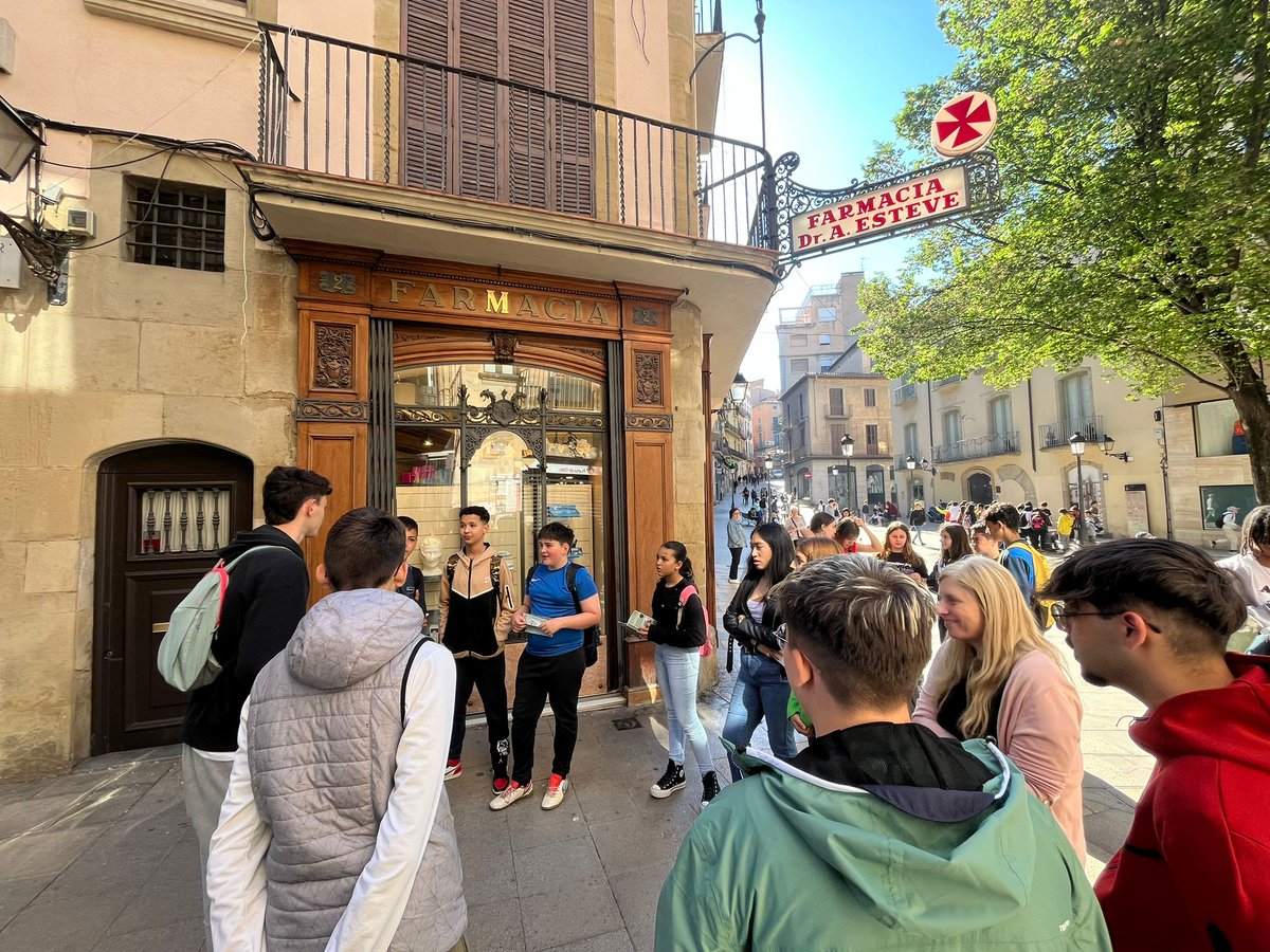 El 10 de maig els alumnes de 4t d'ESO van organitzar una sortida per als alumnes de 6è de primària. Tots van gaudir de les curiositats dels edificis modernistes de Manresa. Segur que ara tenen una altra mirada d’alguns dels edificis més emblemàtics! #omsideprat @PedreraFundacio