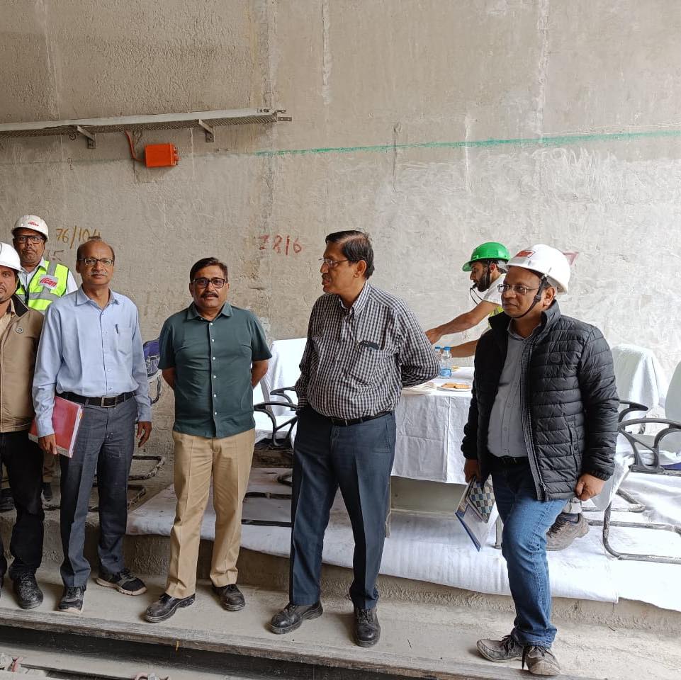 #NorthernRailway’s GM, Shri Shobhan Chaudhuri inspects progress of the #USBRL #project

Read more...news.railanalysis.com/northern-railw…
  
@IrconOfficial

#indianrailways #railway #construction #stations #KRCL #bridges #tunnel #inspection #survey #BGraillink #IRCON #konkanrailway