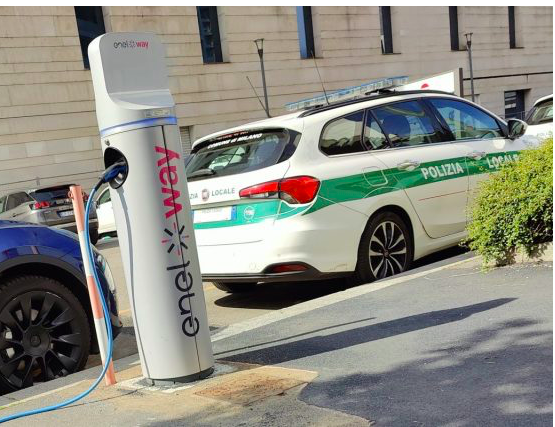 Guarda guarda chi parcheggia nella ricarica a #Milano...È un'auto della Polizia Locale, ci segnala un lettore, posizionata spesso davanti alla @EnelXItalia di Porta Vittoria. A Ferrara invece...⬇️ vaielettrico.it/guarda-chi-par…