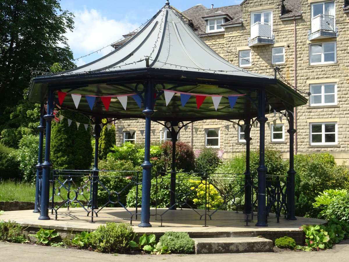 🌳🎶 Enjoy a relaxing afternoon lounging on the grass at Bradford District Parks in Bradford, Haworth and Saltaire or at The Grove in Ilkley, listening to the wonderful music coming from the bandstands over the spring and summer. visitbradford.com/whats-on/bands… #VisitBradford