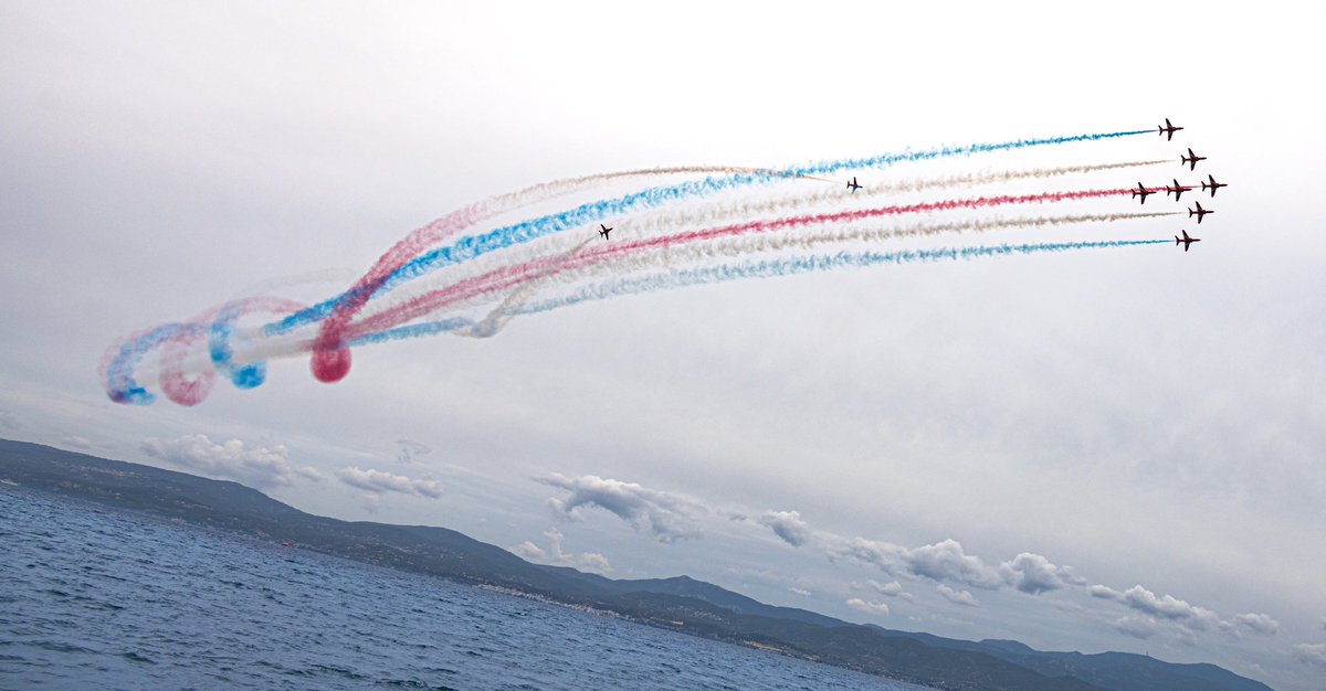 A #RedArrows Tornado stretching out across the sky, during final phases of pre-season training. 📸 Cpl Phil Dye