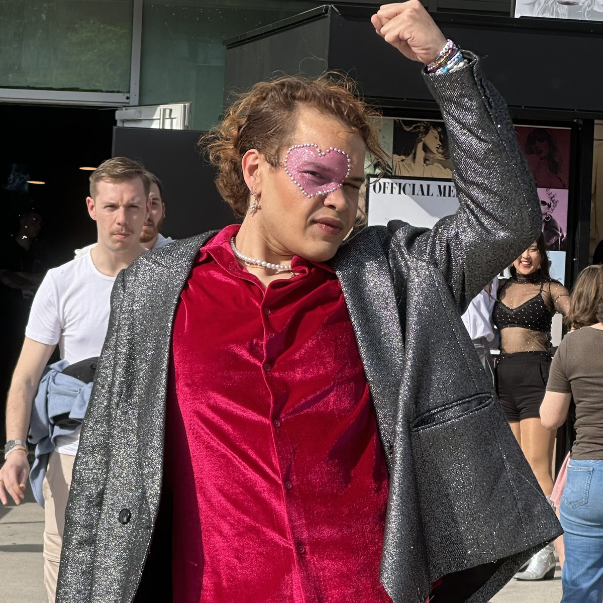 handsofbeavty's tweet image. If you know it in one glimpse, it's legendary, what we thought was for all time was momentary.
#ParisTSTheErasTour #TheErasTourParis #TheErasTour 
@taylorswift13 @taylornation13