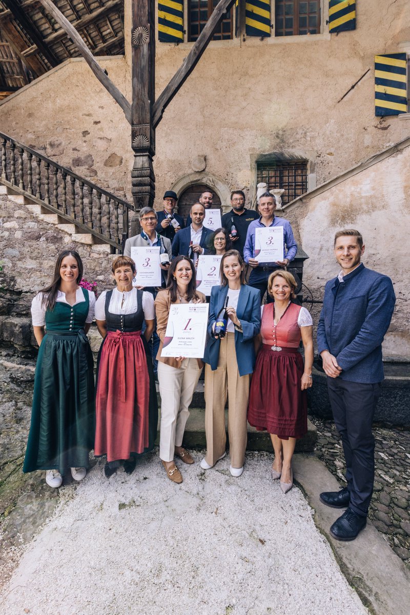 🍇🏆 The top Pinot Noirs of the 2021 vintage have been crowned, and all five champions hail from Alto Adige! Today, at the grand opening of the 26th Alto Adige Pinot Noir Days at Schloss Enn in Montagna, these outstanding wines were celebrated alongside the winners from other