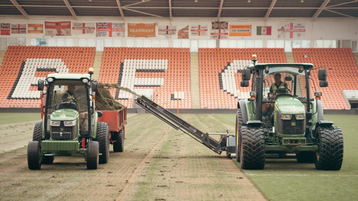The summer's work begins on the pitch at Bloomfield Road. 📸 🍊 #UTMP