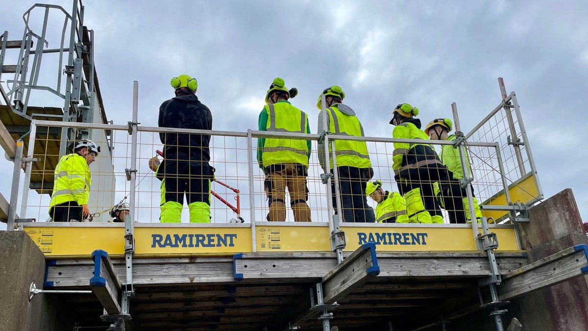Tänään Turvallisuusviikon oppilaitospäivänä @RudusOy turvapuiston rasteja kiertää yli 600 AMK-opiskelijaa. <a href="/SkanskaFinland/">Skanska Finland</a> Sami Hultman opasti elementtiasennuksen turvallisuudesta. Elementtiasennus on suosituin rakennustapa varsinkin asuntorakentamisessa. #turvallisuusviikko