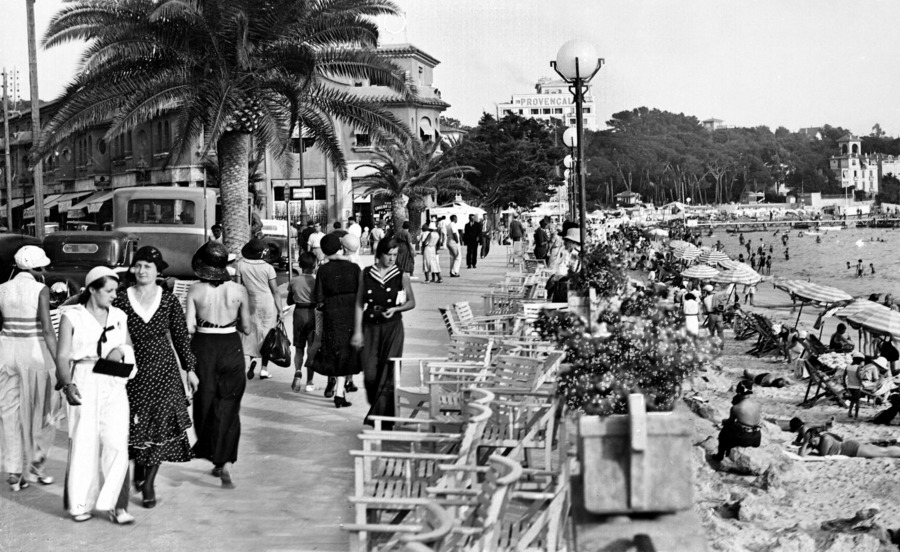 [PHOTO DU JOUR] #Photodujour
La promenade. Juan-les-Pins (Alpes-Maritimes), 1930.
© CAP / Roger-Viollet