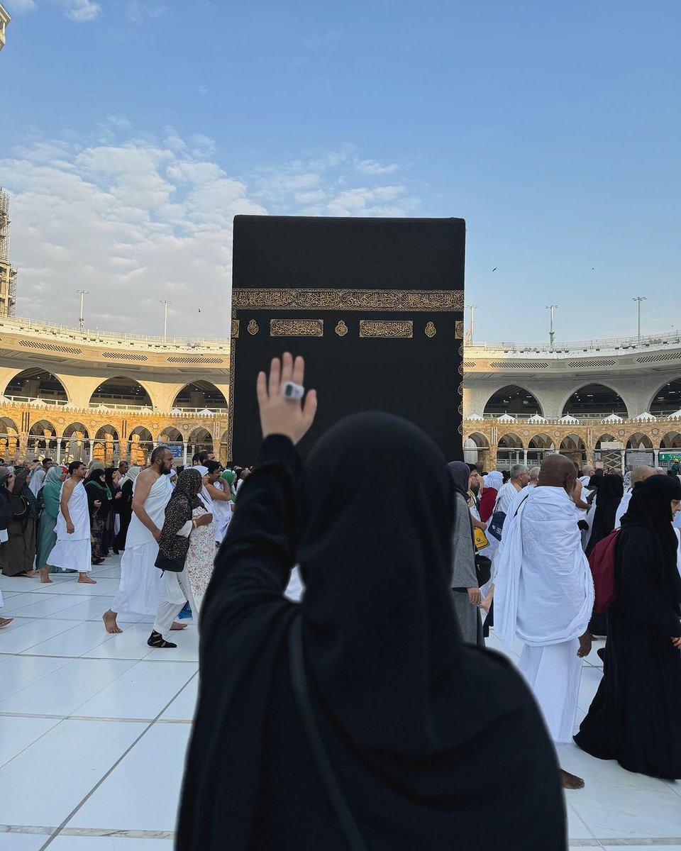 The Kaaba is the blessed host and guide for all humanity...💯♥️

Ayatollah Khamenei

#الکعبۃ_تجمعنا