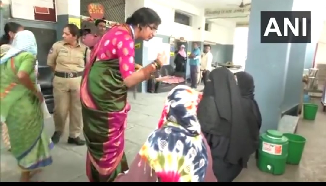 हैदराबाद से भाजपा प्रत्याशी माधवी लता मुस्लिम महिलाओं का हिजाब हटवाकर ID चैक कर‌ रही है... क्या ये काम प्रत्याशी का है? या चुनाव आयोग सो रहा है? @asadowaisi #LokSabhaElections2024
