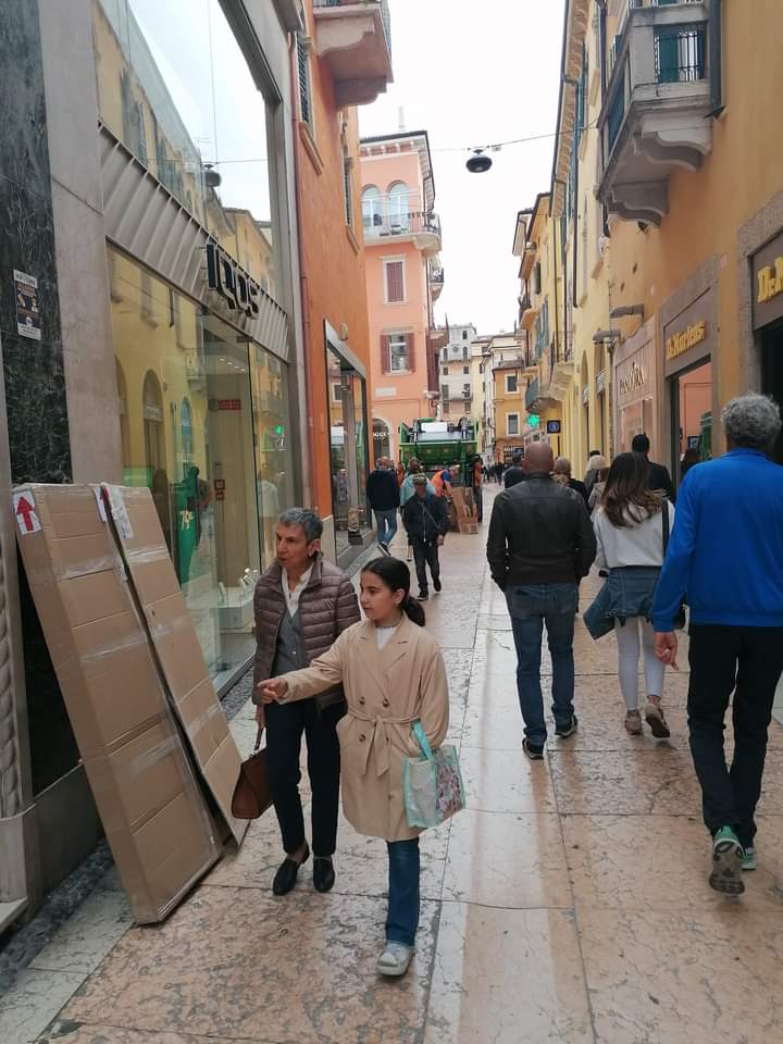 #lavocedelrengo
Modello Verona: Ma vi sembra mai possibile che l'AMIA deve passare in via Mazzini a fare la raccolta del cartone dopo le 10 del mattino, in mezzo ai turisti.... 🤔 🤔 🤔