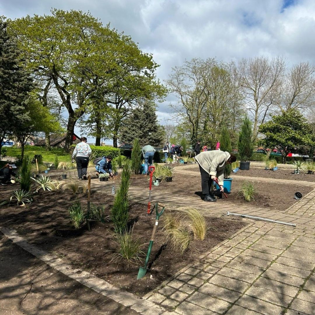 We’ve been making improvements to the Jubilee Gardens over the last few months to make it a more pleasant area for people (and 🐕) to relax in 😎 including repairing benches & steps, weeding, pruning, & cleaning, as well as planting with @invispalace 🌱 #MaintenanceMondays