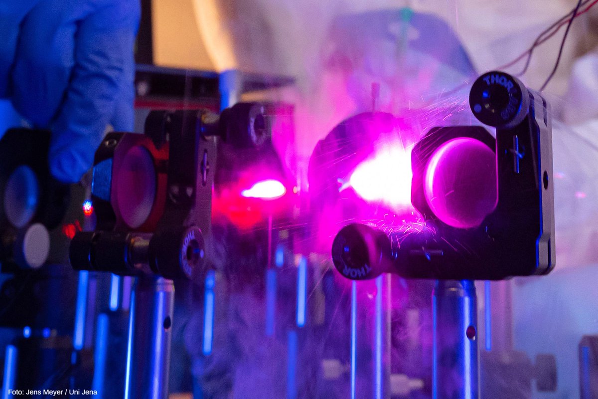 UniJena's tweet photo. Die @dfg_public fördert das #Graduiertenkolleg „PhInt – Photopolarisierbare Grenzflächen und Membra­nen“ @UniJena mit mehr als 5 Millionen Euro!  🥳 Das Kolleg beschäftigt sich mit den Wechselwirkungen zwischen #Licht und neuen #Materialien.

 ➡️ https://t.co/ypcn40Zi00 https://t.co/HcVvdUV39z