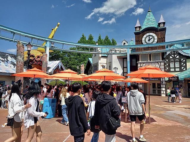 seoulnavii's tweet photo. 連休明けのロッテワールド！気候も良くてそんなに混んでない！そーいえば、制服を着た学生カップルが多かったです~。あ、学生ではなく、制服レンタルかもしれませんね…制服レンタルしてロッテワールドで遊ぶのは地元でも人気コンテンツです～
詳しくは👉
https://t.co/25kYpSEwkW https://t.co/LUTnZlKA1t