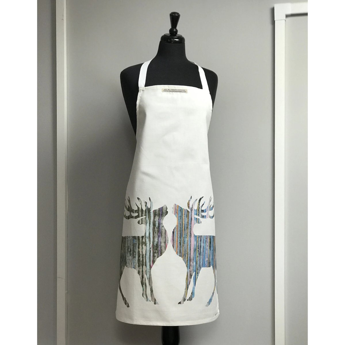 Introducing our majestic silver stag apron! 🦌🦌 Add a touch of nature's elegance to your kitchen attire. Crafted with quality and style, it's the perfect choice for any culinary adventure. Get yours now! 🍽️✨ #giftsthatdelight #Scotland #CountrysideChic