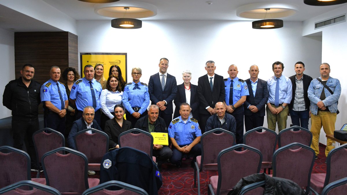 Originating from Slovenia, the Safer to School guidelines offer ready-to-implement measures to increase children traffic safety around schools 👧🎒👦 Today in Pristina, with @SLOinXXK, we presented the guidelines to authorities in #Kosovo. Read more 👇 tinyurl.com/yc4xnyke