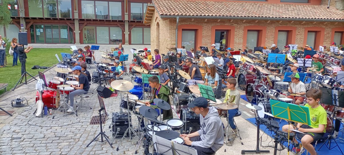 Ahir va tenir lloc la 3a trobada de bateries d’Osona Batek a Gurb, i l’alumnat de la nostra escola hi va participar! 🥁 una trobada que va reunir alumnat d’escoles de música de tota la comarca amb una jornada divertida, plena de Sol i molt de ritme!
#trobadabatek #emmfaristol