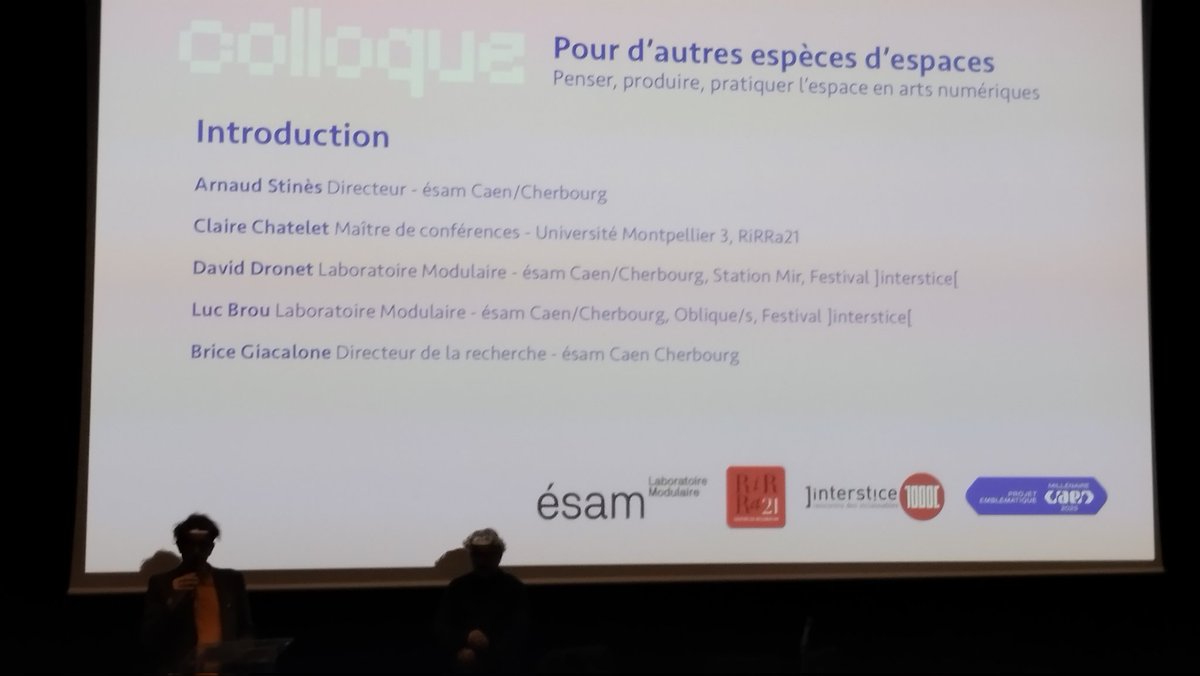 Lancement de 3 jours de colloque porté par le laboratoire Modulaire @esamCaenCh en collaboration  @univpaulvalery
Introduction David Dronet qui revient sur la genèse du laboratoire soutenu par @MinistereCC et les multiples résidence arts sciences réalisées avec @_LeDome