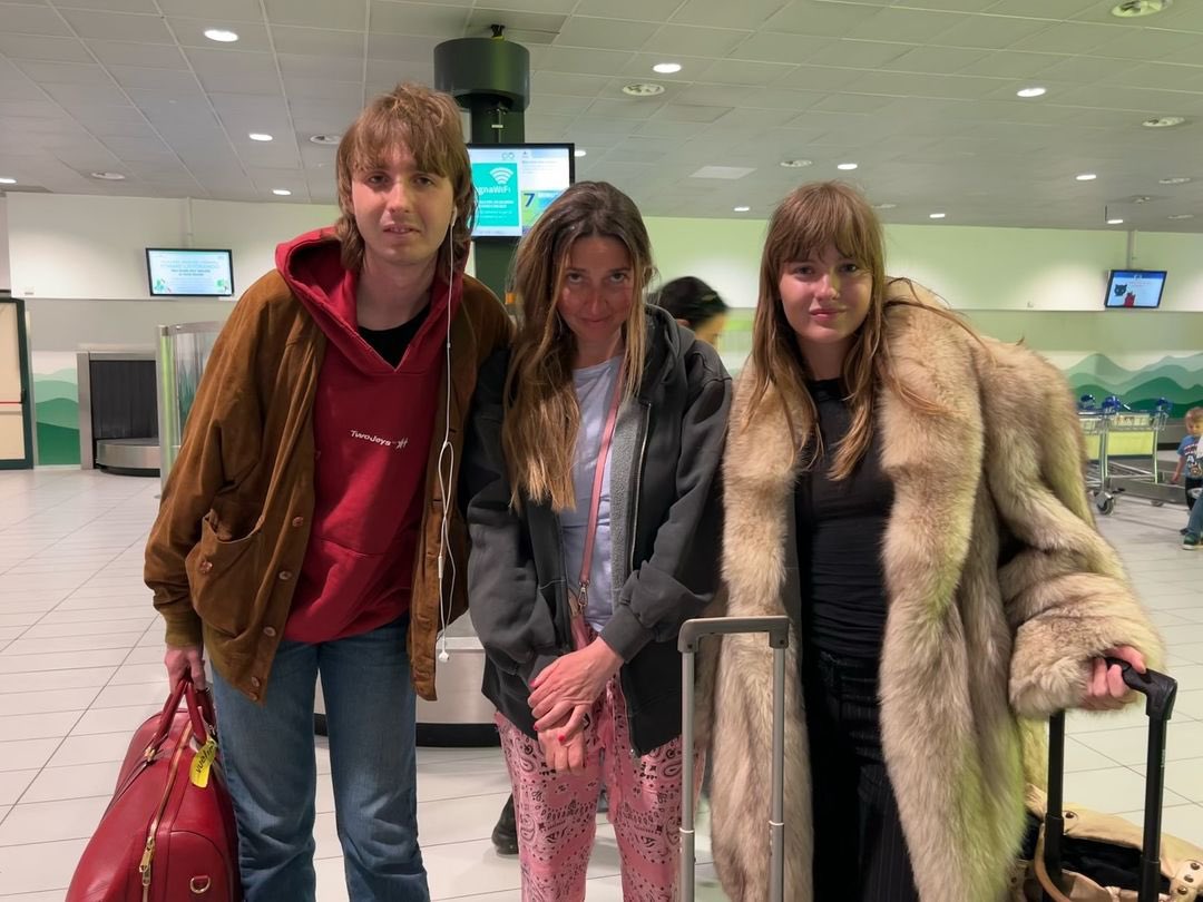 📸 | Thomas Raggi and Victoria De Angelis yesterday at the airport with a fan! 💫 © __wamp__