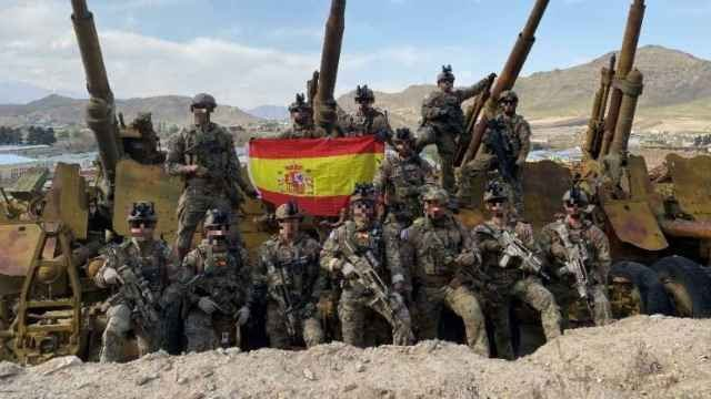 #TalDíaComoHoy el 13 de mayo de 2021, volvieron a #España los 24 últimos militares españoles destacados en #Afganistán -2 mandos, 14 miembros del Grupo de #OperacionesEspeciales y 8 efectivos del National Support Element-, tras 19 años de presencia española en el país asiático.
