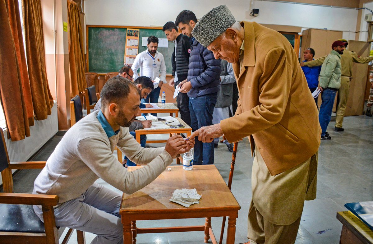 #ElectionsWithHT | #NationalConference leaders #FarooqAbdullah and #OmarAbdullah exercised their franchise in the fourth phase of polling Track LIVE updates on #LokSabhaElections2024 hindustantimes.com/india-news/lok…