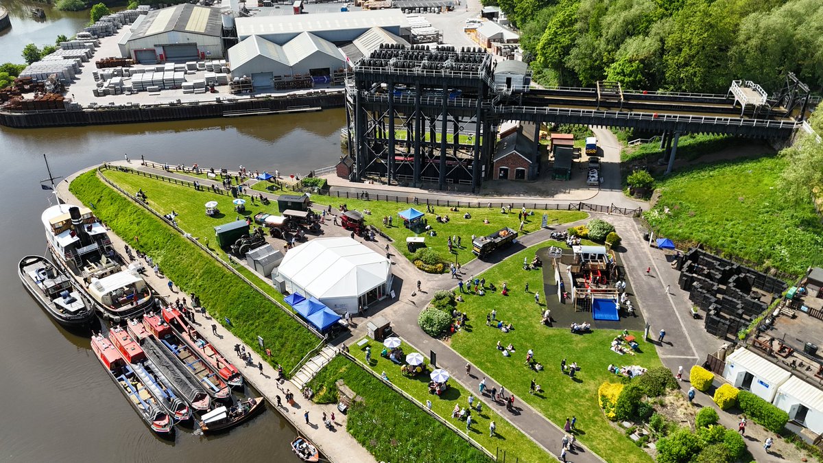 Aerial views of the magnificent Steam at the Lift event on Saturday. Well done to all concerned, it was a fabulous day out.
#chasingtheboats 
#lifesbetterbywater
@AndertonLift 
@CanalRiverTrust 
@CRTNorthWest