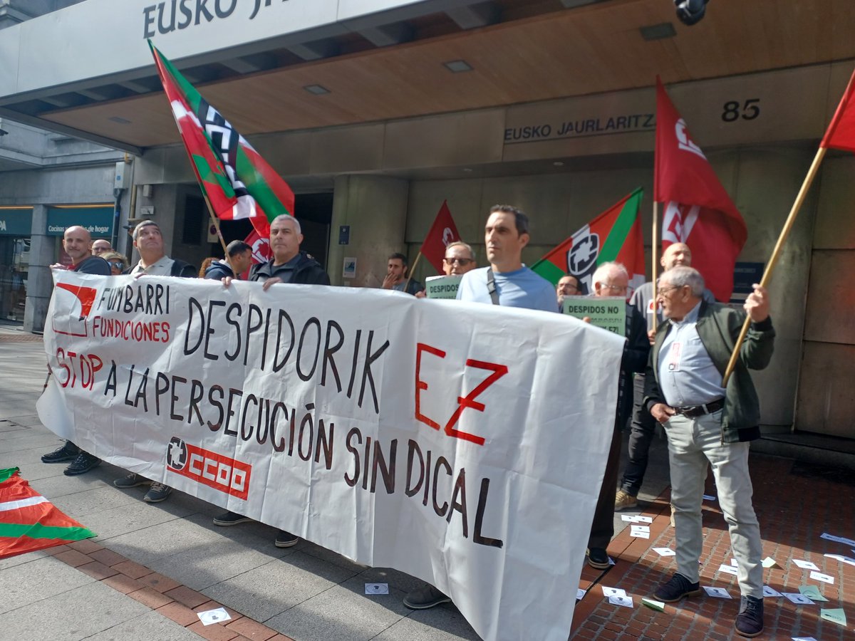 CCOOindustria's tweet photo. 👉🏼Seguimos movilizándonos contra los despidos y la persecución sindical en FUMBARRI.
✊🏼Sostengu osoa FUMBARRIn jazartutako eta kaleratutako kideei! https://t.co/TWWGsJFEKp