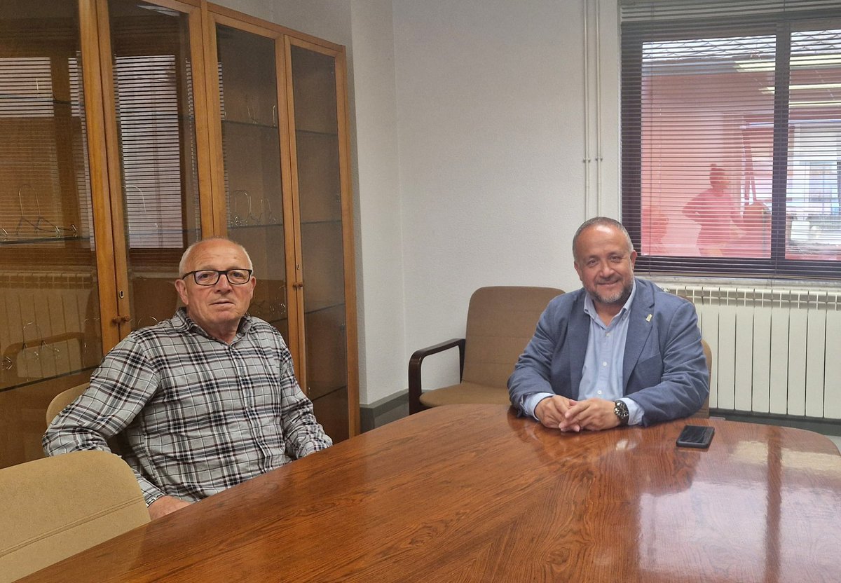 🤝El presidente de la #DiputaciónDeLeón, Gerardo Álvarez Courel (@courel1966), se ha reunido este lunes con el alcalde de #Barjas, Alfredo de Arriba, en la sede de la institución provincial de #Ponferrada.