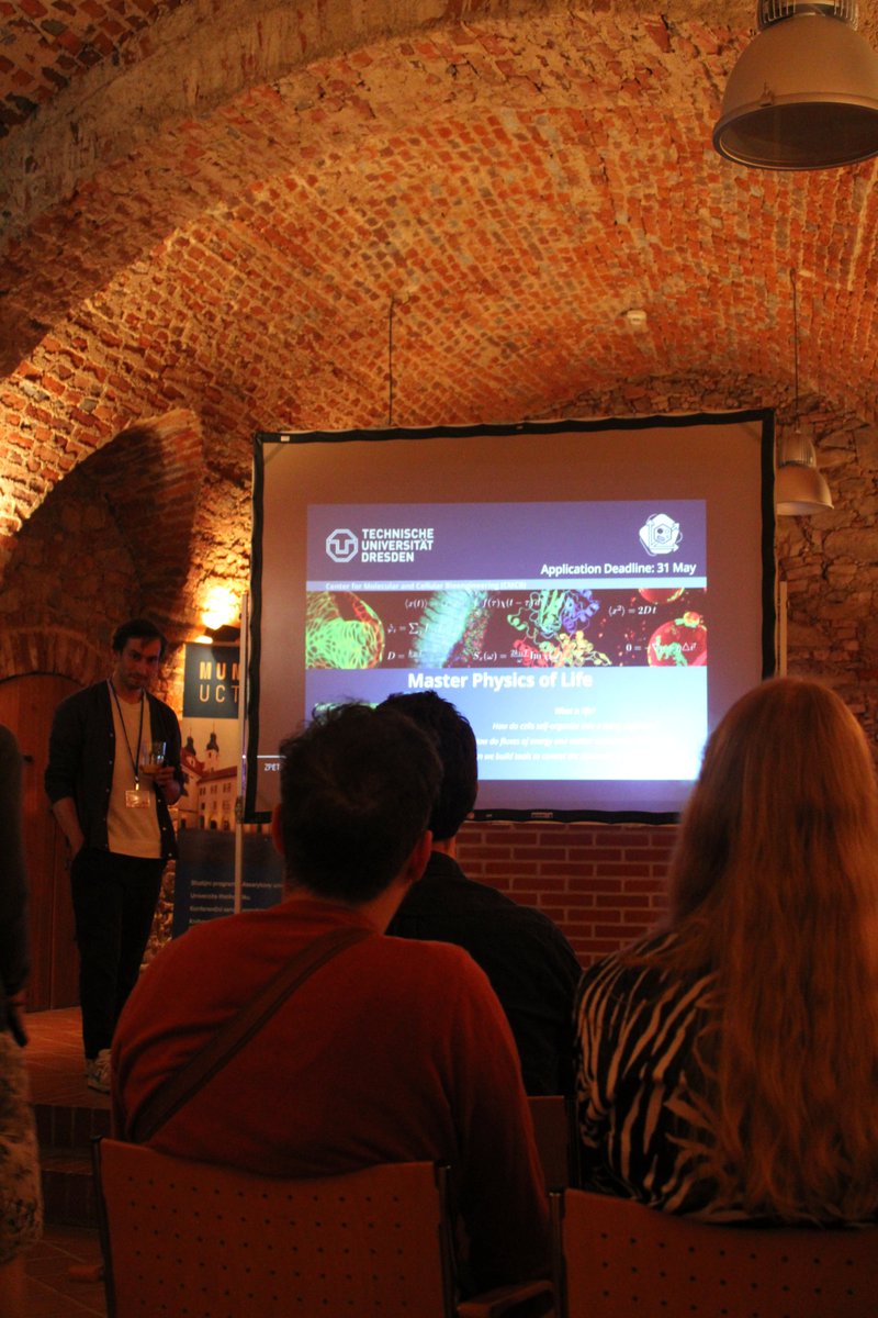 jvveenvliet's tweet photo. One of the great perks of working in science is that you get to present your work at incredible locations. I mean, look at this! #SigDD in a former monastery in the beautiful Telç in Czechia 🇨🇿. Had a fantastic time - thank you for the invitation @JanMasekLab! https://t.co/4wyVetY7mX