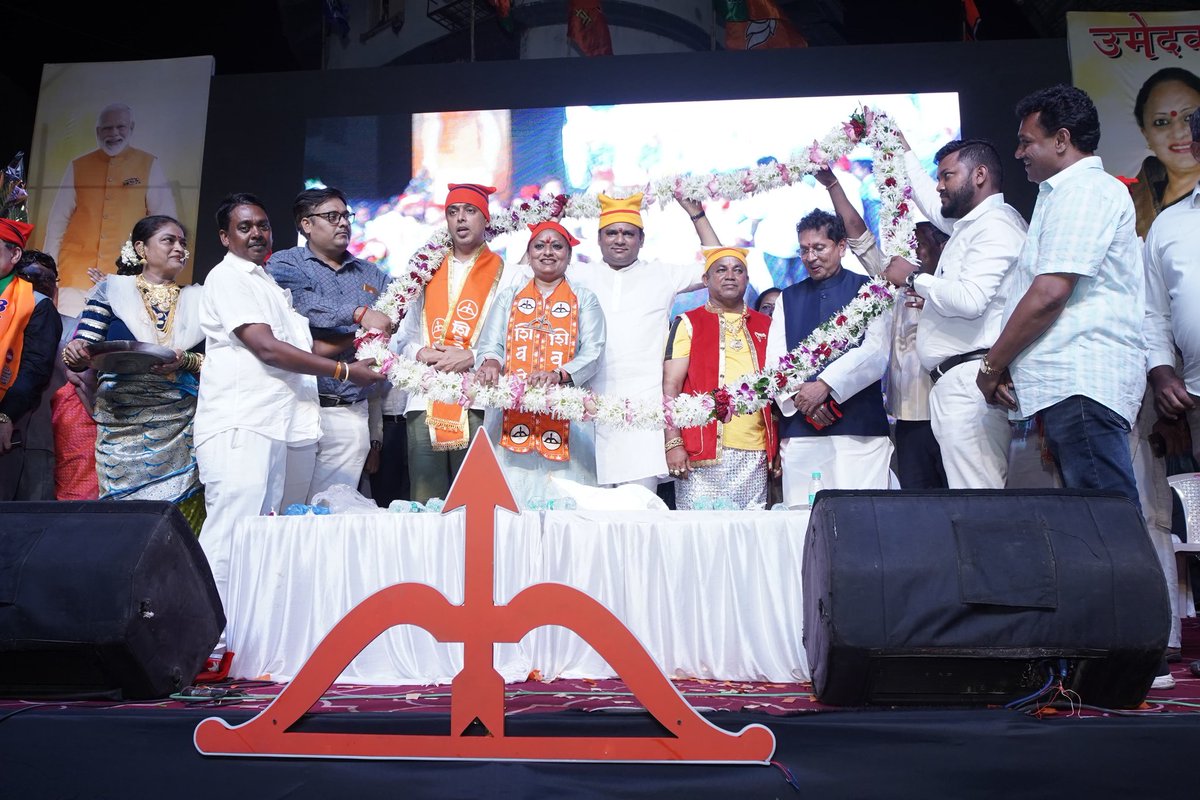 काल लोकसभा निवडणुकीच्या प्रचारार्थ कुलाबा विधानसभा मतदारंघात जाहीर सभा संपन्न .
कुलाबा मतदारसंघातील कोळी समाजबांधवांनी जल्लोषात स्वागत केले आणि  उत्साहाने  सन्मान केला. 
 या प्रसंगी विधानसभा अध्यक्ष श्री.राहुल नार्वेकर,शिक्षण मंत्री माननीय श्री.दीपक केसरकर  खासदार श्री.मिलिंद