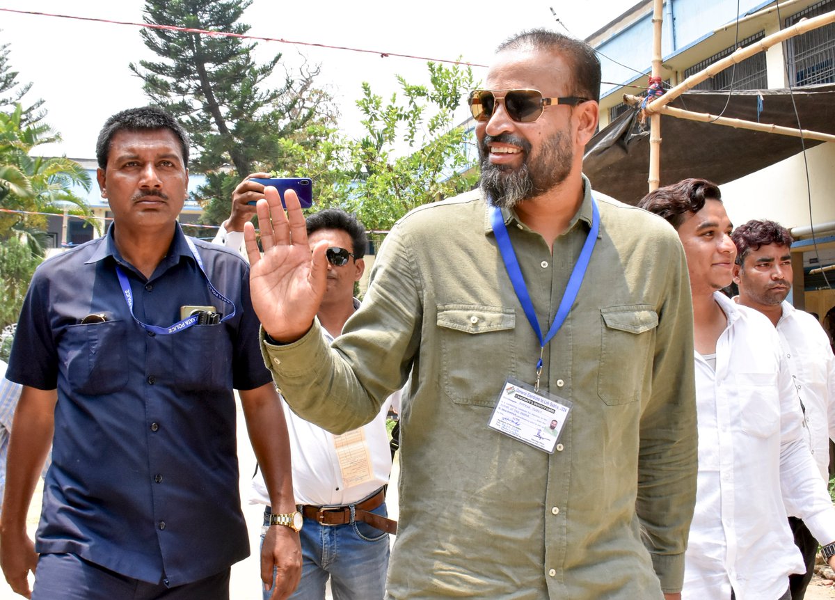 #ElectionsWithHT | Former #cricketer and #TMC candidate from #Berhampore constituency #YusufPathan visits a polling booth during voting for the fourth phase of #LokSabhaElections2024 Track LIVE updates hindustantimes.com/india-news/lok…