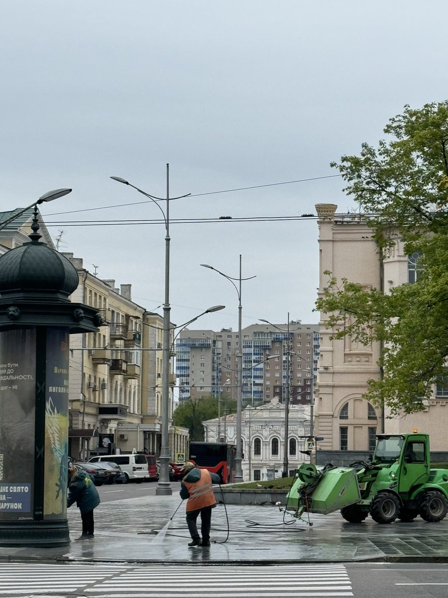 I’m in #Kharkiv now. Haven’t been here for a while (pre #invasion times!) What strikes the most so far is two things: 1. Utility workers wash the city center 2. A lot of people without limbs Russian 24/7 attacks have enormous impact on the city. Though, Kharkiv keeps standing.