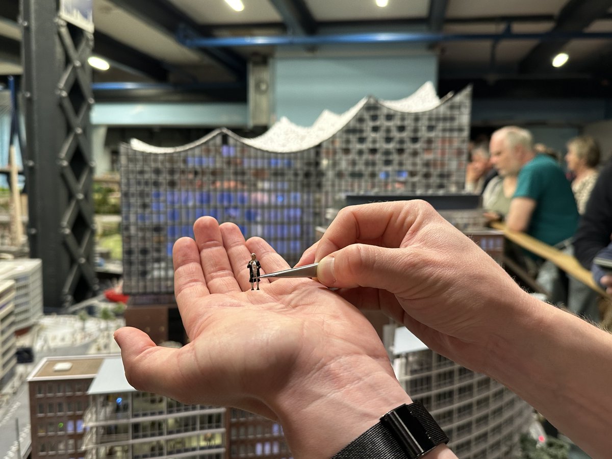 Große Leistung - kleine Figur: Nach ihrem Abschied vom #DJV_Nord steht Bettina Neitzel nun zumindest in Miniatur im <a href="/MiWuLa/">Miniatur Wunderland</a> weiterhin bei ihren Kolleginnen und Kollegen. Mehr dazu unter djv-nord.de/bneitzel-miwula (RG) #miwula #hamburg #djv