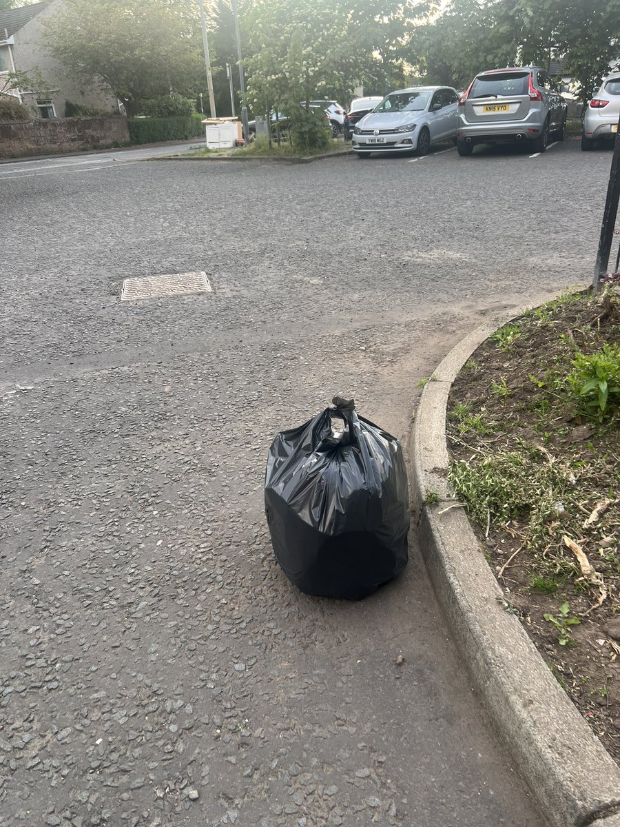 On Sunday evening @scottsas managed a usual bag full in the post office and Old Glasgow Rd car park areas. Unusually high number of glass bottles and pint glasses!