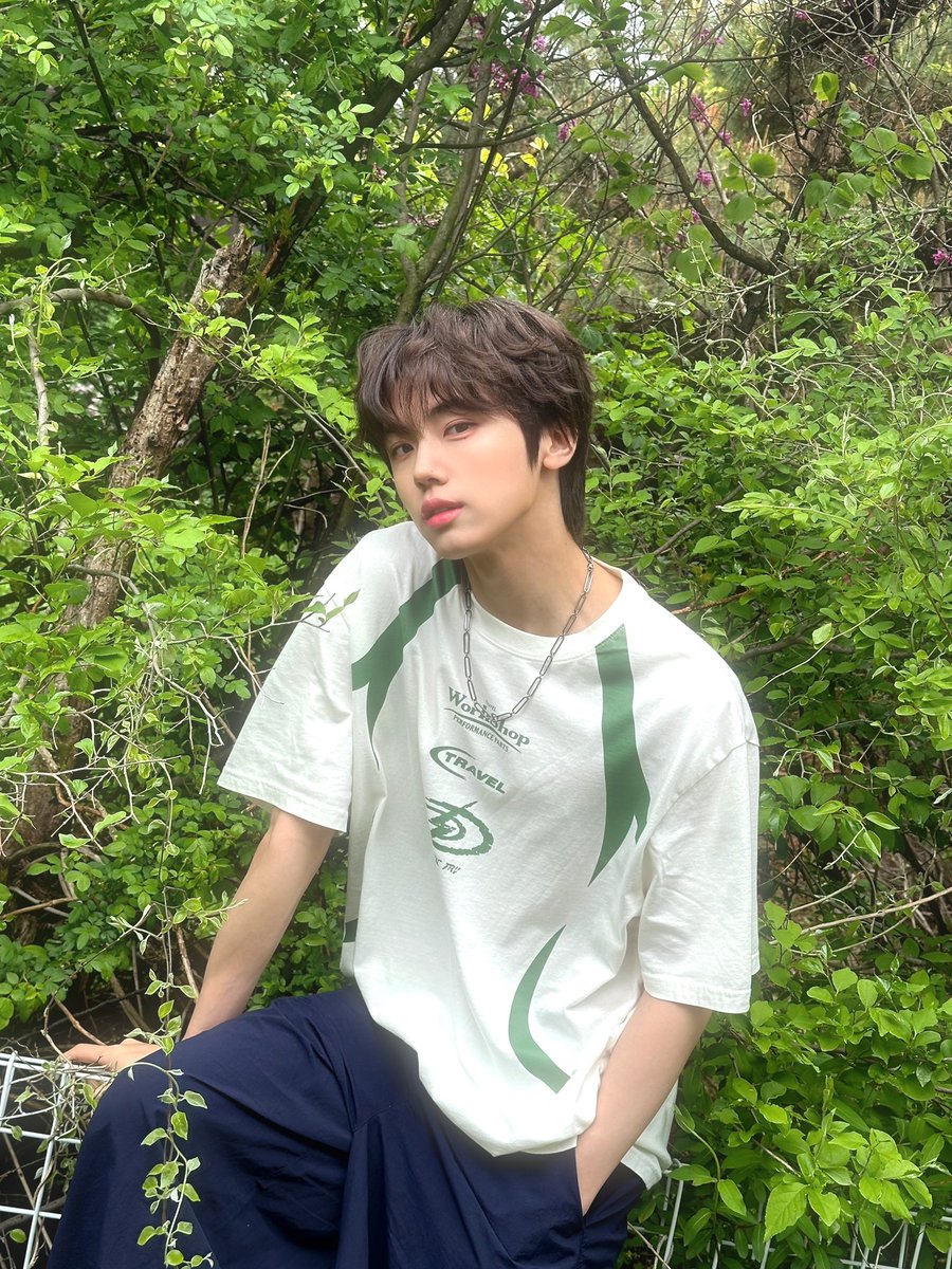 CRAVITY_twt's tweet photo. 의류는 #트래블 입니다🍀
#성민 https://t.co/lGUWhurjgb