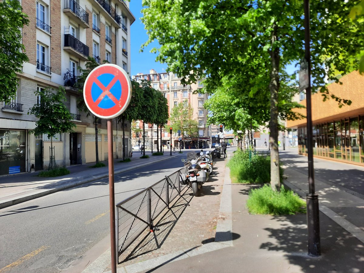 Tout le monde : ah, un panneau arrêt interdit et une barrière, c'est sans doute pour protéger les piétons et surtout les enfants qui vont à la bibliothèque. Les @RasLeScoot : oh, un parking pour MOI !