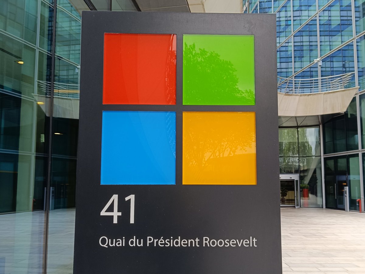 Aux côtés du Président @EmmanuelMacron chez Microsoft pour l'annonce d'un investissement record de 4 milliards€ en 🇨🇵 IA, Data Centers, formation, accompagnement des startups & PME : partout sur notre territoire, le Monde choisit la France pour préparer l'avenir. #ChooseFrance