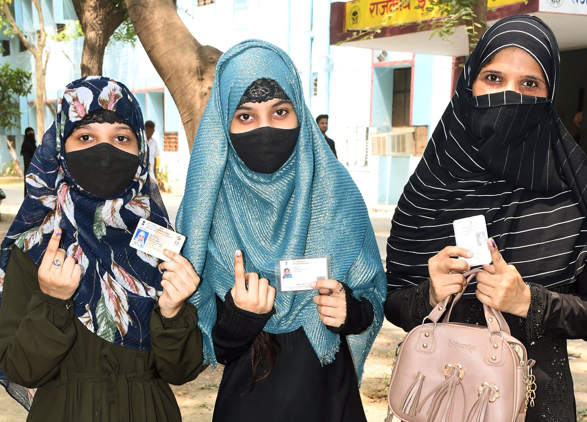 #ElectionsWithHT | Voters show their ink-marked fingers after casting their votes in the fourth phase of #LokSabhaElections2024 Track LIVE updates hindustantimes.com/india-news/lok…