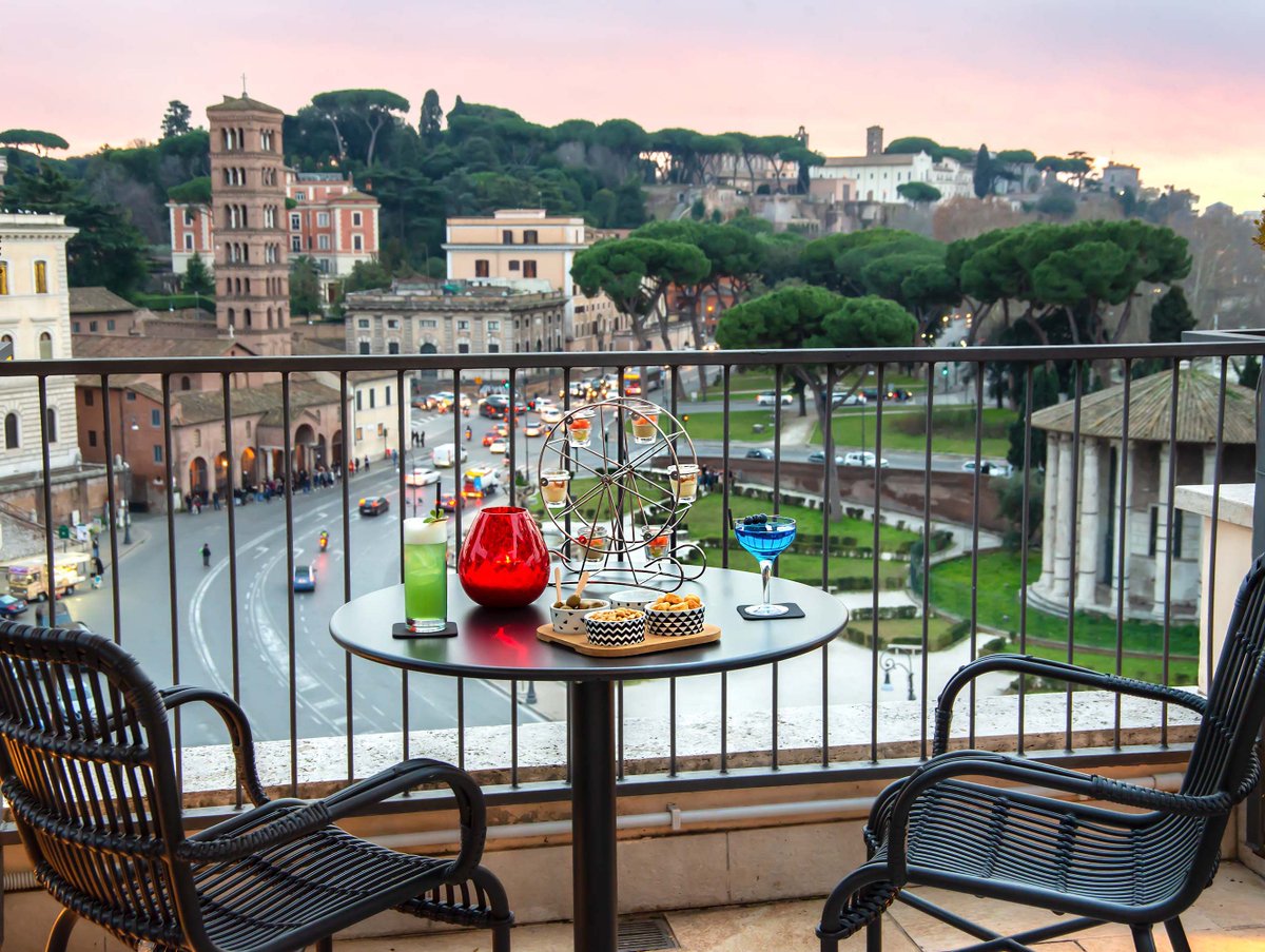 Aperitif at sunset, the most magic moment of the day. 🍸🎡

#47boutiquehotel #rome