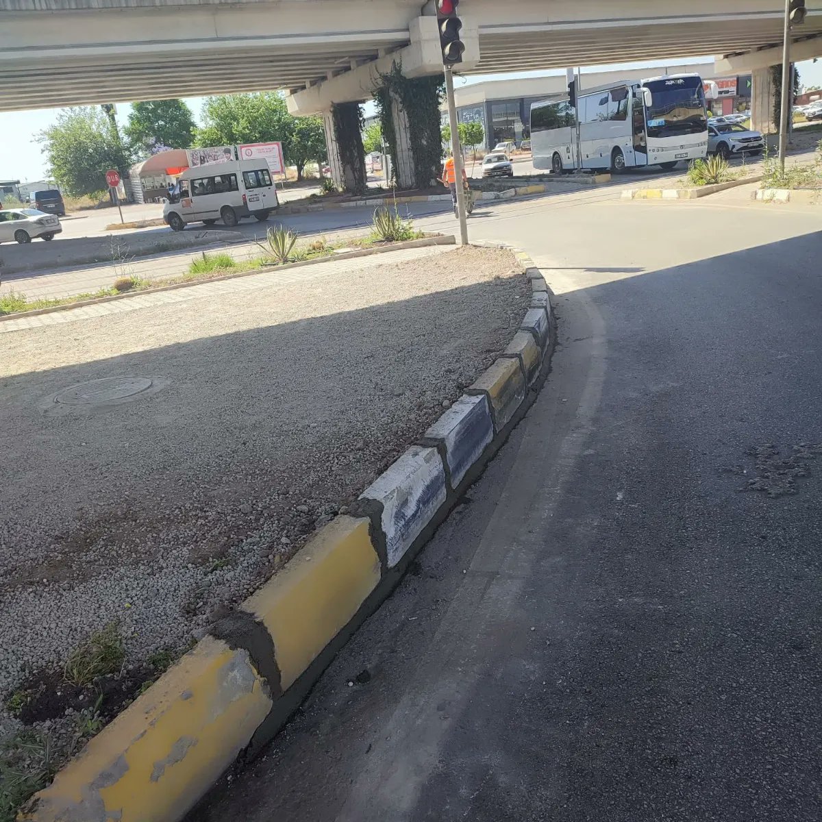 Serik Caddesi'nde bordür tamirat çalışmalarımız devam ediyor. 🚧👷‍♂️#AntalyaİçinÇalışıyoruz