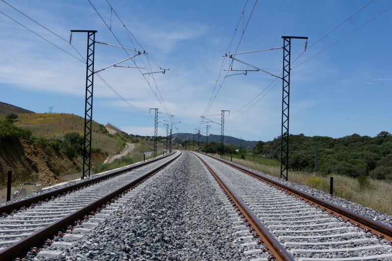 ✅ Licitamos por 511.700 euros el estudio para analizar la conexión ferroviaria directa entre el tramo Pau-Canfranc y el Corredor Mediterráneo. +info 🔗 transportes.gob.es/el-ministerio/…