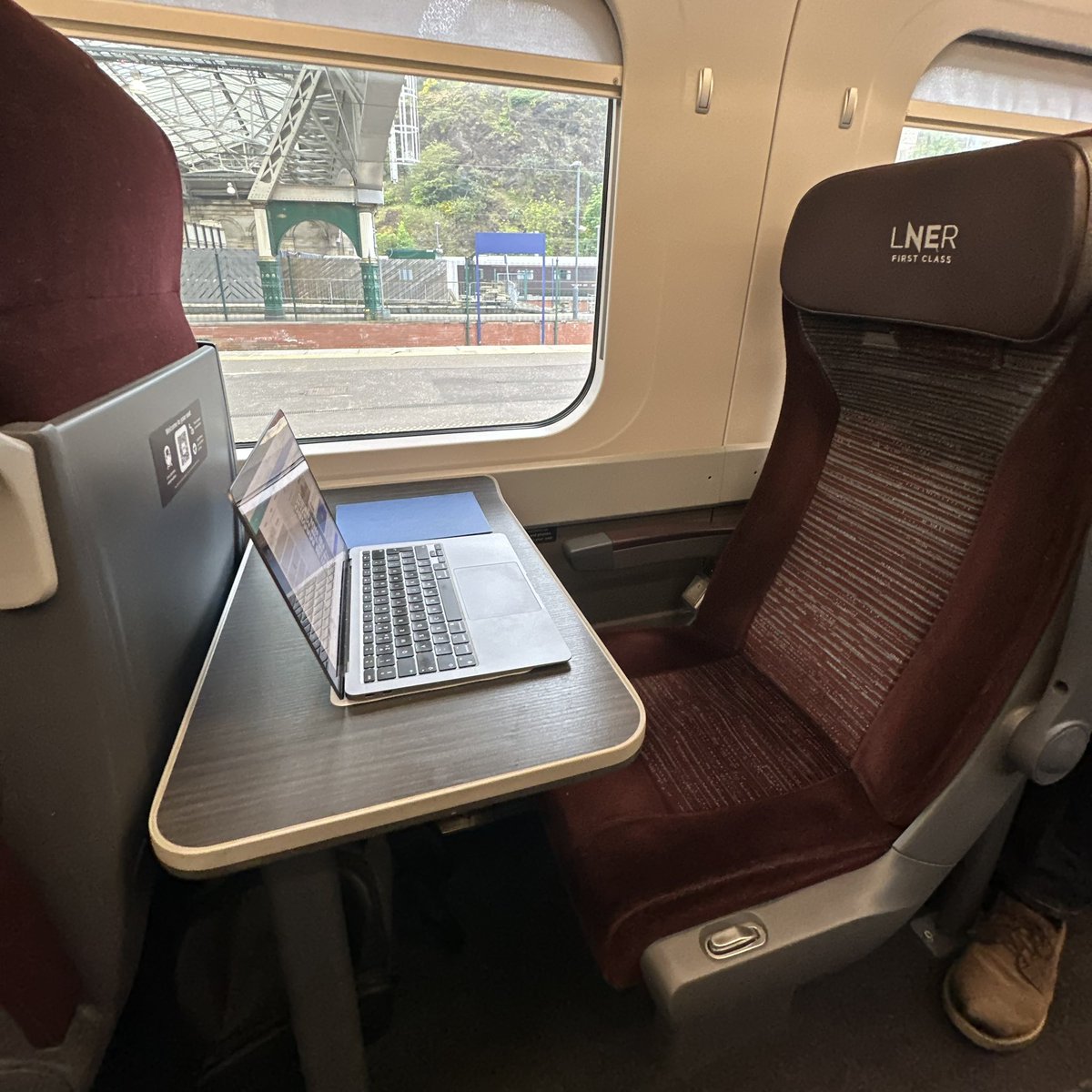 roe_media_'s tweet image. 𝗢𝗡 𝗧𝗛𝗘 𝗧𝗥𝗔𝗜𝗡 👨🏼‍💻

I’m off to England today, working remotely for a week! 👋

#TSMS | #BusinessOwner